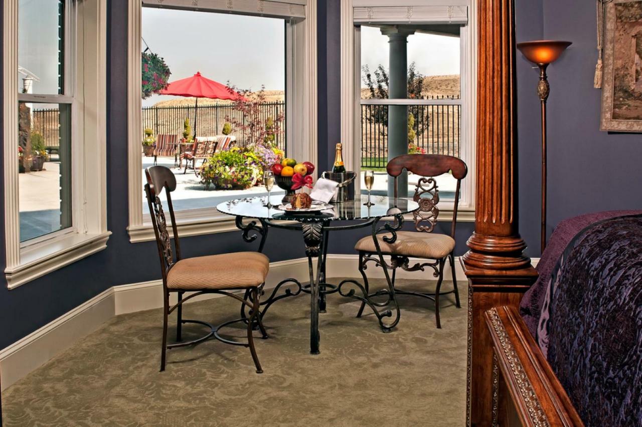 לינה וארוחת בוקר Touchet Cameo Heights Mansion And The Vine Fine Dining Restaurant מראה חיצוני תמונה